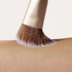 Jane Iredale Multiuse Blending Brush Šķidrā pūdera otiņa 1gab.